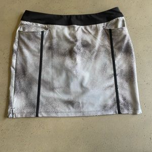 Adidas Women’s Skort w/ pockets - never worn. Size M. Perfect condition!